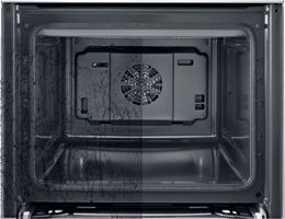 Das Bild zeigt den Innenraum eines modernen Backofens, der leer ist. Das Innengehäuse ist aus dunklem Material mit einer Lüftungseinheit an der Rückwand und Heizspiralen an der Oberseite. Der Backofen ist sauber und bereit für die Zubereitung von Speisen.